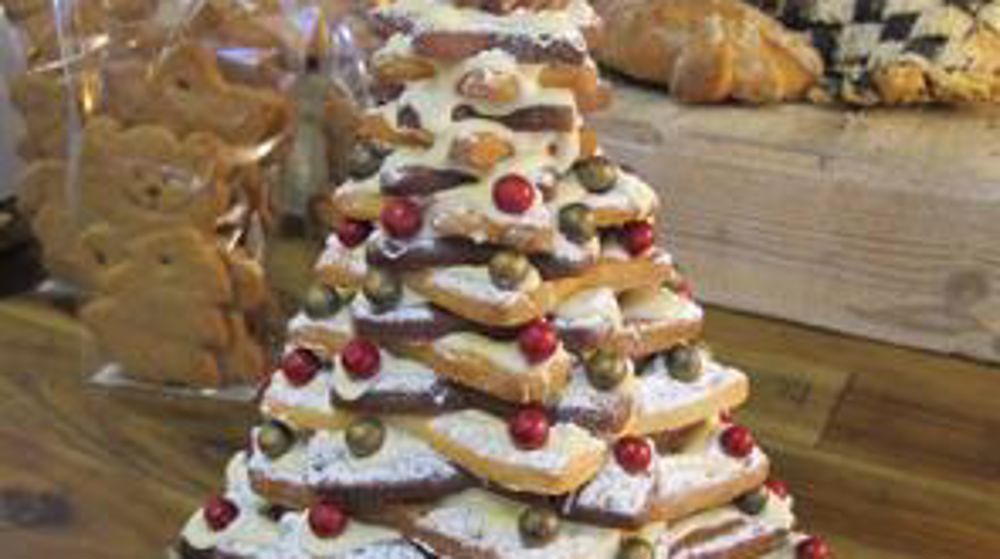 Centre de table de la boulangerie Le Bellis, à Gujan-Mestras (33) : accumulation de biscuits et cacao, avec chocolat comme ciment